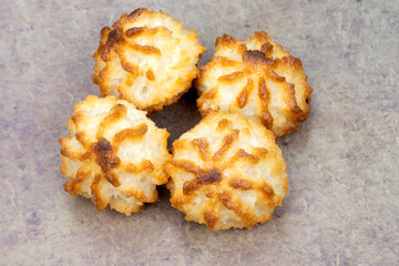 rochers à la noix de coco isolé