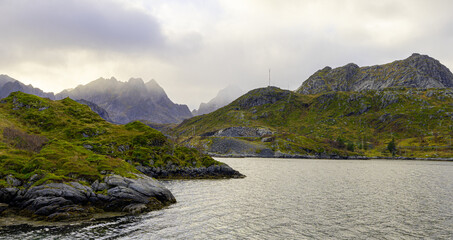 Typowy krajobraz na lofotach, archipelagu wysp na morzu pólnocnym w Norwegii © Dreamnordno