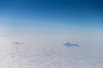 vue aérienne du sommet d'une montagne au dessus des nuages