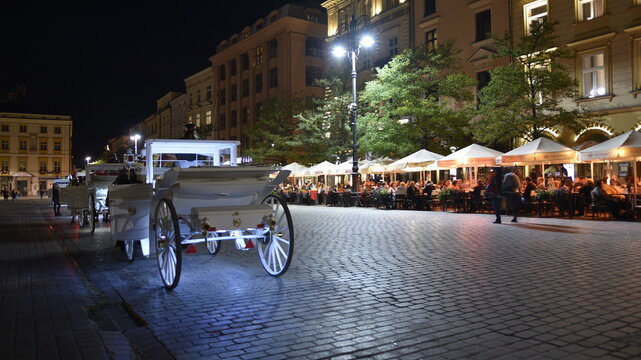 Kraków miasto w Polsce wpisane na listęUnesco. Nocny spacer po ulicach polskiej stolicy turystyki.