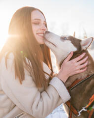 redhead girl and husky © Сара Низаева