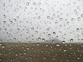 Paisaje lluvioso a través del cristal