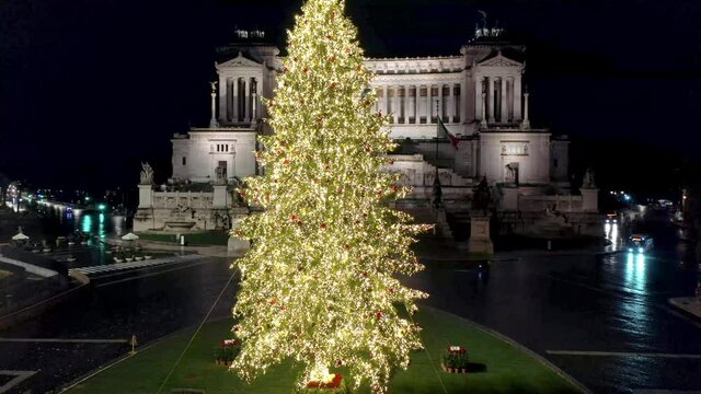 Natale 2020: l'albero di Natale a Piazza Venezia a Roma, durante il lockdown del Covid-19. Immagine notturna, ripresa aerea con drone