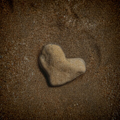 cœur de pierre sur le sable