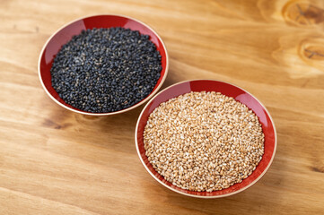 black and wihite sesame in wooden plate