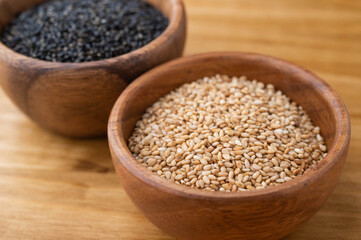 wihite sesame in wooden plate