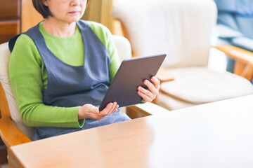 タブレット端末を見る　シニア女性　【シニアライフ】