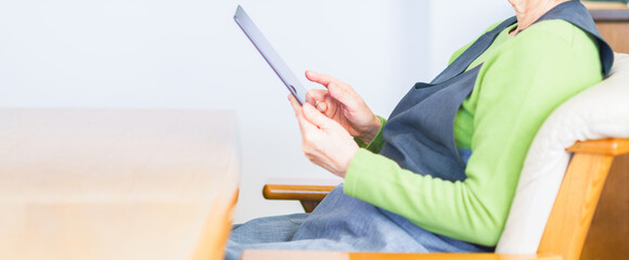 タブレット端末を見る　シニア女性　【シニアライフ】