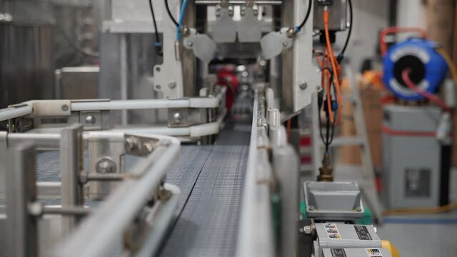 Dynamic movement across beer canning line