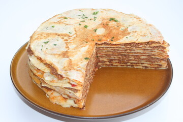 Pfannkuchen mit Hackfleisch. Pfannkuchentorte.
