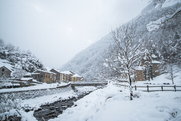 Fototapeta na wymiar Salau village pyrénéen sous la neige 