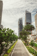 Obraz premium Highway through Singapore, empty road, on a bright, cloudy day