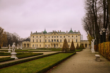 Obraz premium View of a beautiful building located in a city park in autumn scenery.