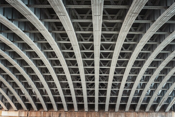 detalle de la parte inferior de un puente metálico moderno.