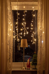 Weihnachtsdekoration an einem Fenster