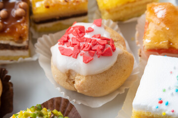 Vassoio di pasticcini italiani freschi