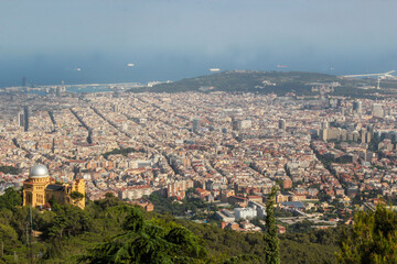 Fototapeta na wymiar Panorámica de la parte sur de la ciudad de Barcelona desde el monte Tibidabo. España