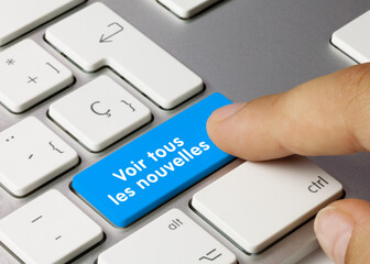 Voir tous les nouvelles - Inscription sur la touche du clavier bleu.