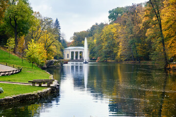 Fototapeta na wymiar Autumn colors in the National Dendrology Park of Sofiyivka, Fountain 