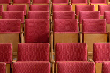 Leere Stühle in einem Theater