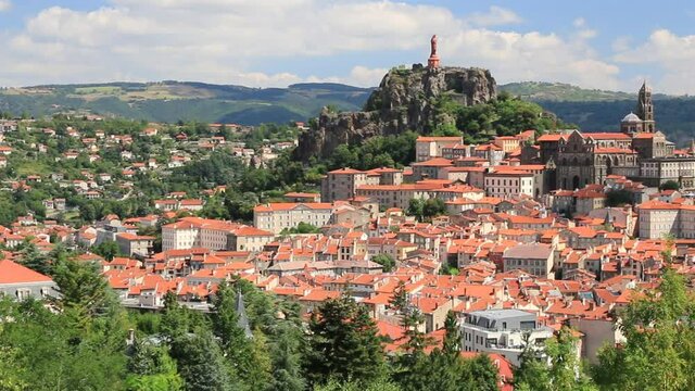 Les pitons rocheux et la cath&eacute;drale surplombants la ville du Puy-en-Velay.