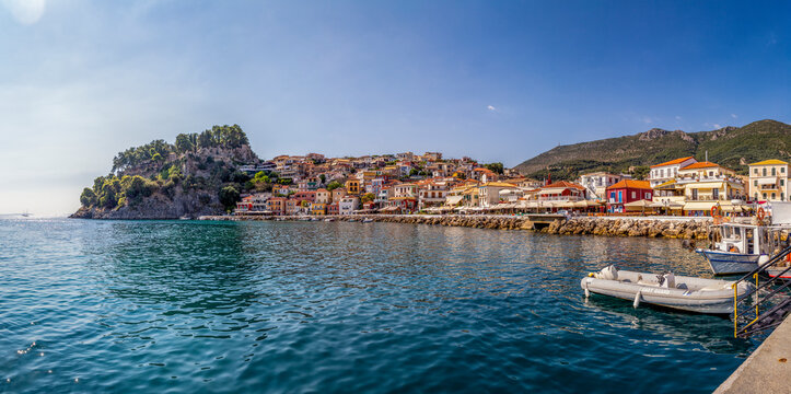 Greece, Preveza, Parga, Panorama of resort town on Ionian coast in summer