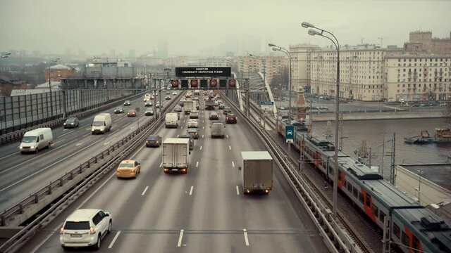 Traffic on the Andreevsky bridge over the Moscow river in Moscow 27.11.2020