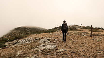 Mujer en la montaña día nublado