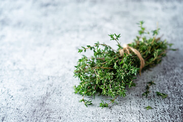 Raw fresh thyme leaves