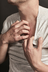 Mann kratzt sich am Hals