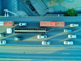Vista aérea en plano cenital, de autos un camion y un micro,  detenidos en una autopista, durante...