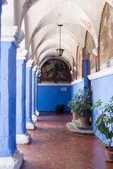 mur bleu colonnes couvent santa catalina p&eacute;rou arequipa