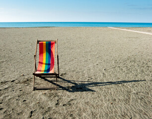 Sdraio sulla spiaggia deserta concetto di relax