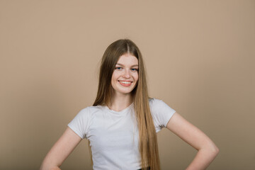 Obraz premium Emotional portrait of surprised woman. Amazement emotion. Studio isolated shooting.