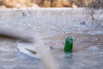 In Eis gefrorene Trinkflasche