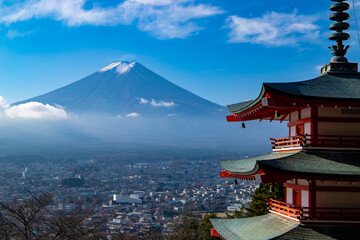 新倉山浅間公園　忠霊塔と富士山