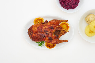 Ganze Ente gebraten auf weißem Hintergrund als Banner Hintergrund Mockup