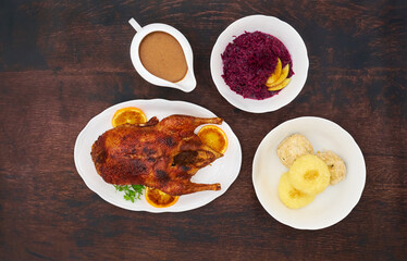 Entenbraten mit Blaukraut Knödel und Soße zu Weihnachten 