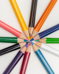Naklejka premium Colorful sketch pencils arrranged to form a circle with white background