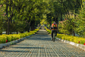 hombre andando en bici con uniforme de constriccion en un solo punto de fuga