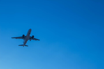 Fototapeta na wymiar avion en nadir con cielo despejado sin nubes azul en nadir