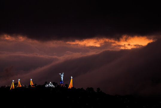 El atardecer de Quito ilumina al cerro El Panecillo.