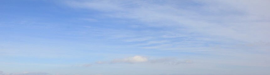 爽やかな青空と白い雲