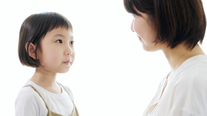 見つめ合うお母さんと女の子