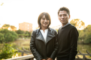 公園での夫婦のポートレート