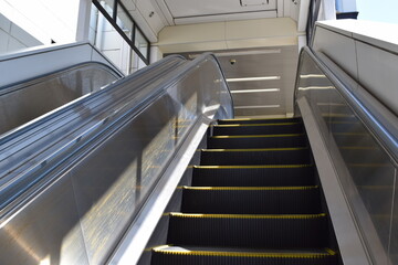 エスカレーター 鉄道駅構内