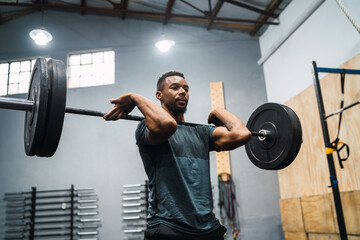 Crossfit athlete doing exercise with a barbell.