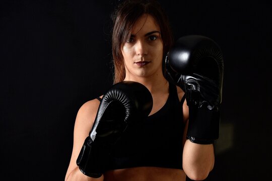Regard noir d'une belle femme qui fait de la boxe