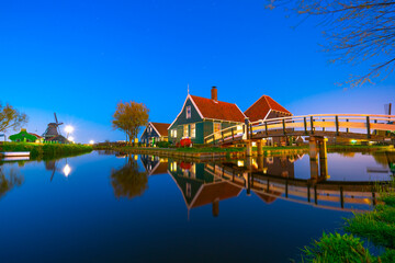 Obraz premium Zaanse Schans windmill village at dusk in Netherlands