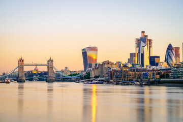 Fototapeta na wymiar Tower Bridge and the bank district of central London at sunrise
